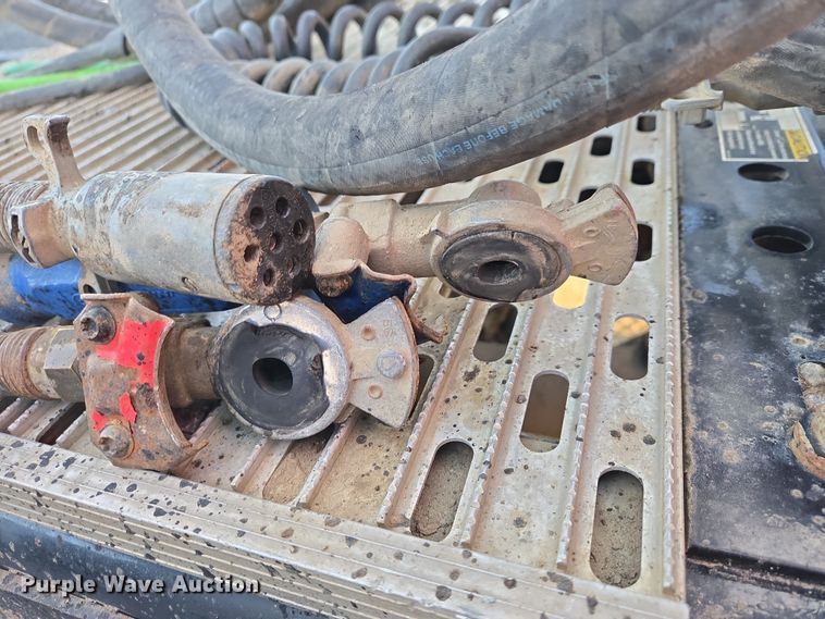 image for item EB1299 2022 Kenworth T800 semi truck