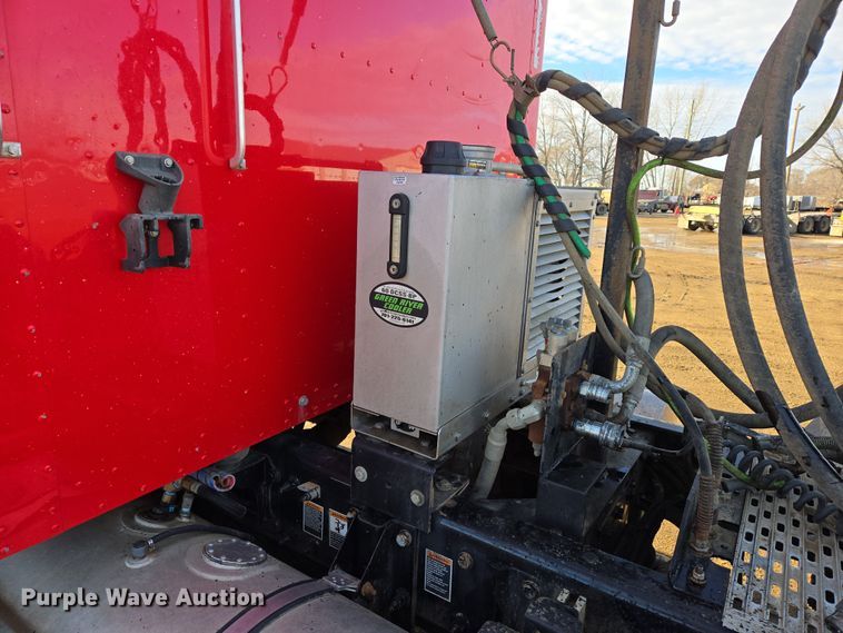 image for item EB1299 2022 Kenworth T800 semi truck