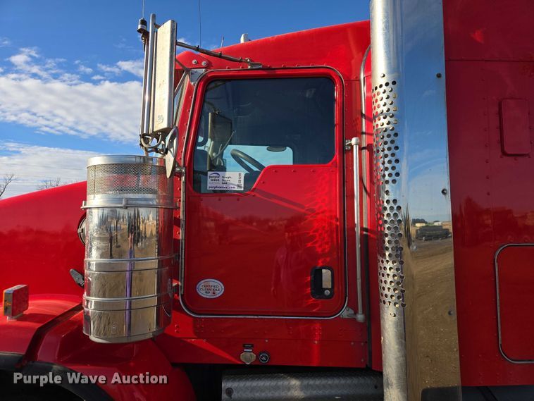 image for item EB1299 2022 Kenworth T800 semi truck