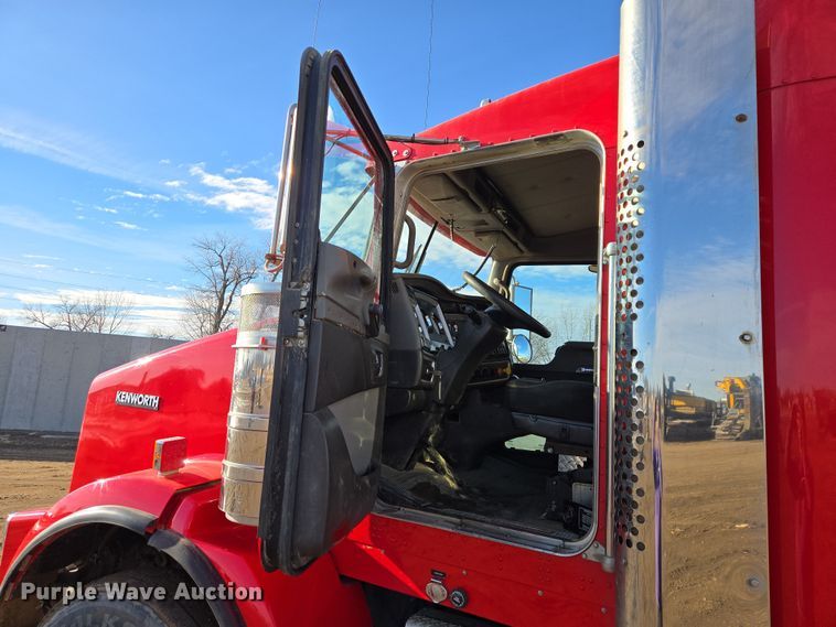image for item EB1299 2022 Kenworth T800 semi truck