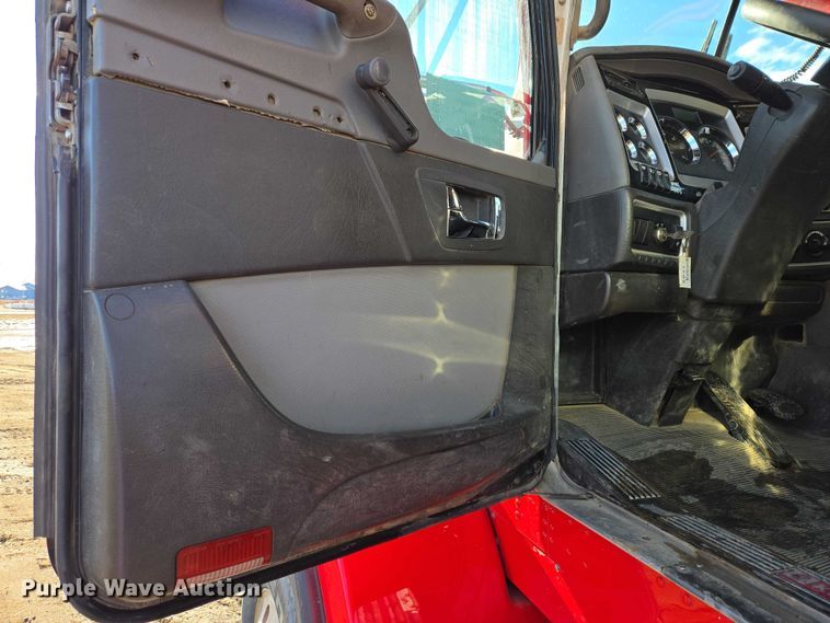 image for item EB1299 2022 Kenworth T800 semi truck