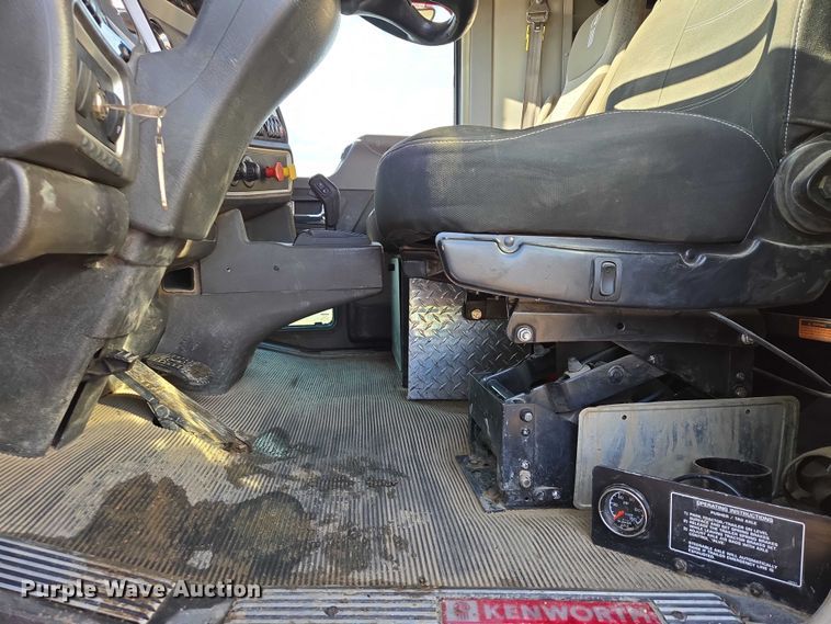 image for item EB1299 2022 Kenworth T800 semi truck