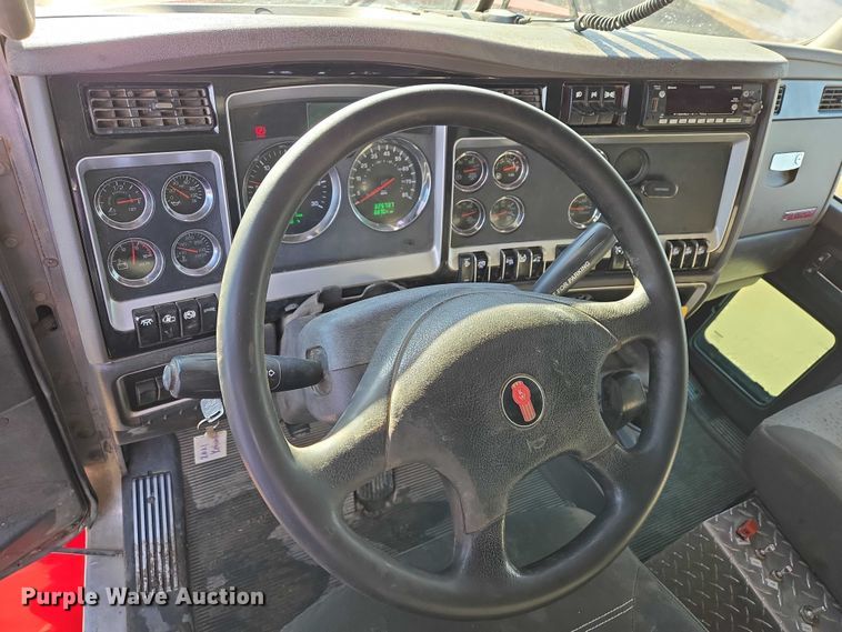 image for item EB1299 2022 Kenworth T800 semi truck