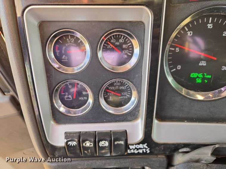 image for item EB1299 2022 Kenworth T800 semi truck