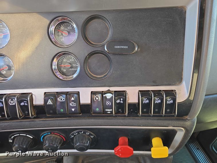 image for item EB1299 2022 Kenworth T800 semi truck