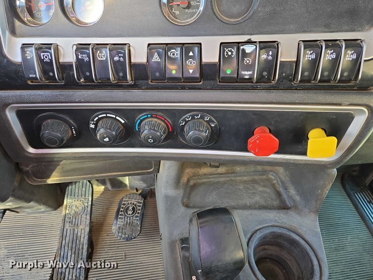 image for item EB1299 2022 Kenworth T800 semi truck