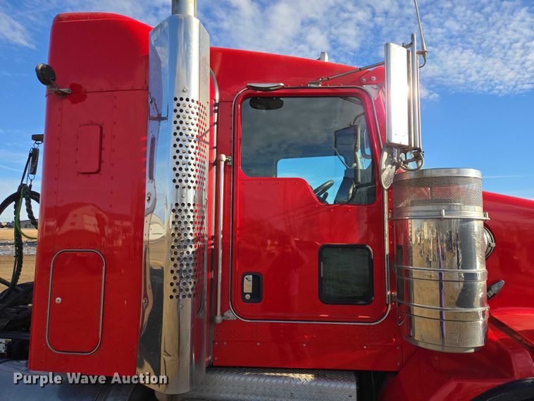 image for item EB1299 2022 Kenworth T800 semi truck