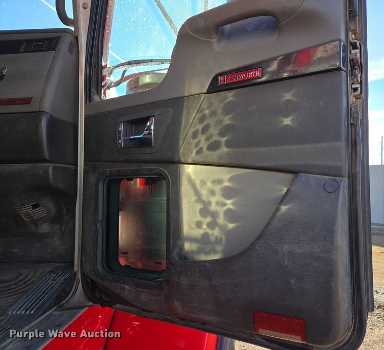 image for item EB1299 2022 Kenworth T800 semi truck