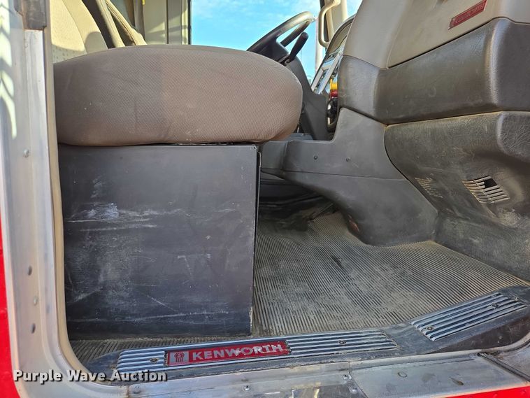 image for item EB1299 2022 Kenworth T800 semi truck