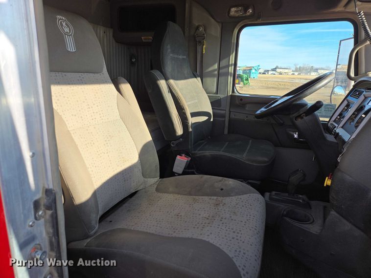 image for item EB1299 2022 Kenworth T800 semi truck