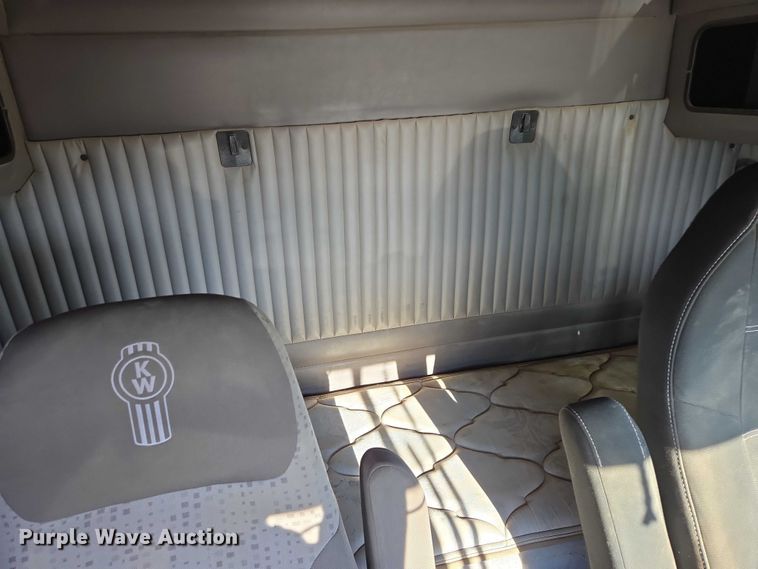 image for item EB1299 2022 Kenworth T800 semi truck