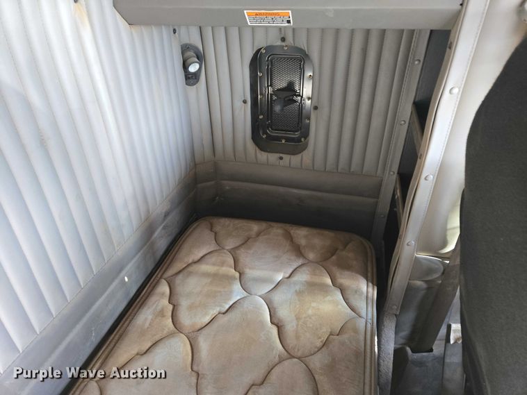 image for item EB1299 2022 Kenworth T800 semi truck