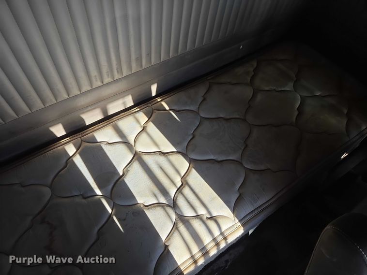 image for item EB1299 2022 Kenworth T800 semi truck