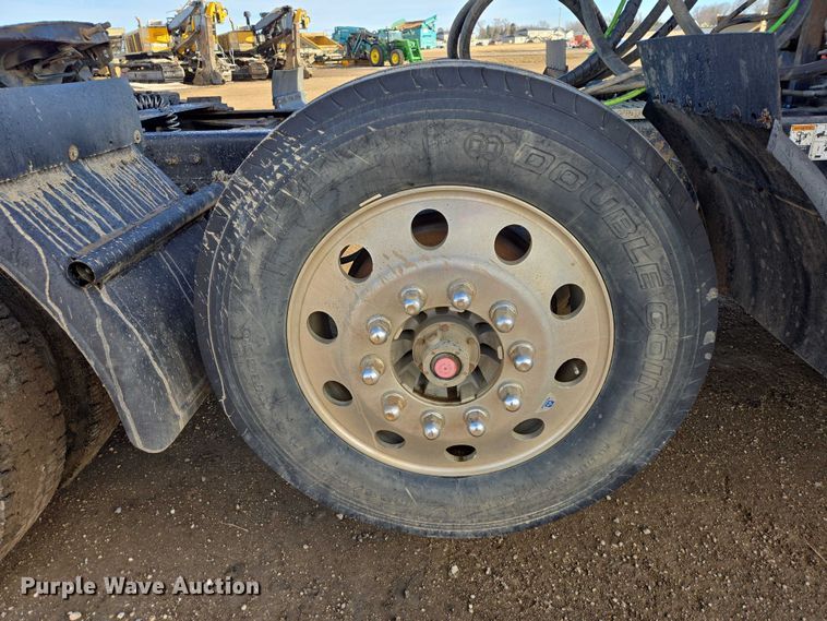 image for item EB1299 2022 Kenworth T800 semi truck