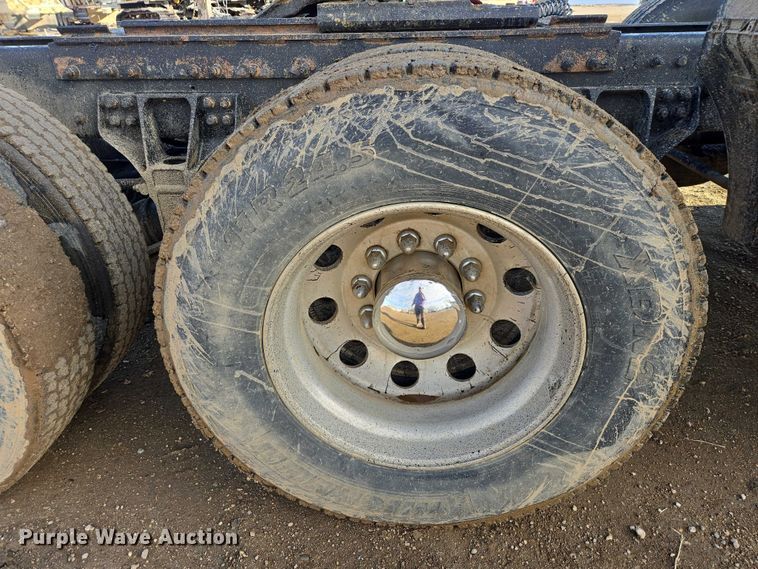 image for item EB1299 2022 Kenworth T800 semi truck