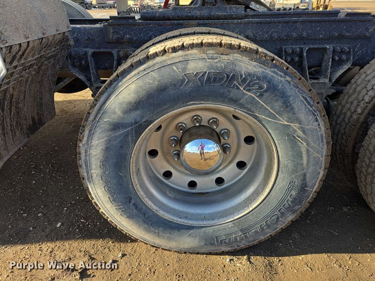 image for item EB1299 2022 Kenworth T800 semi truck