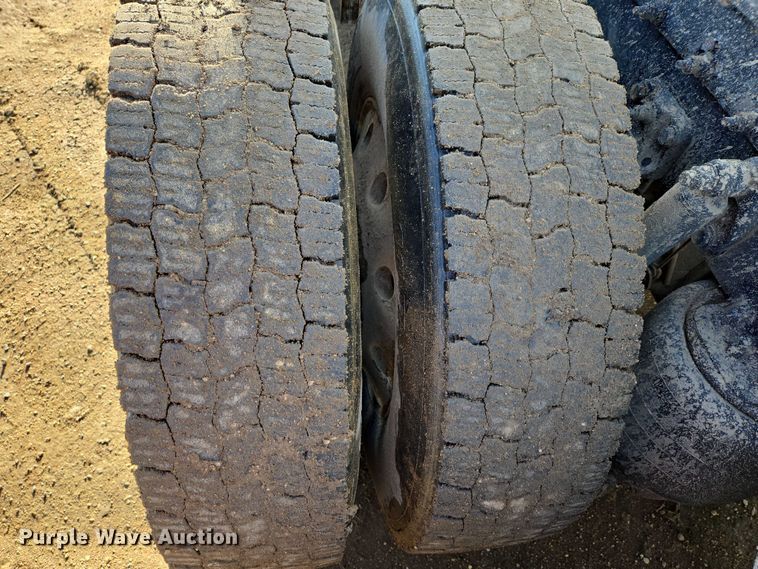 image for item EB1299 2022 Kenworth T800 semi truck