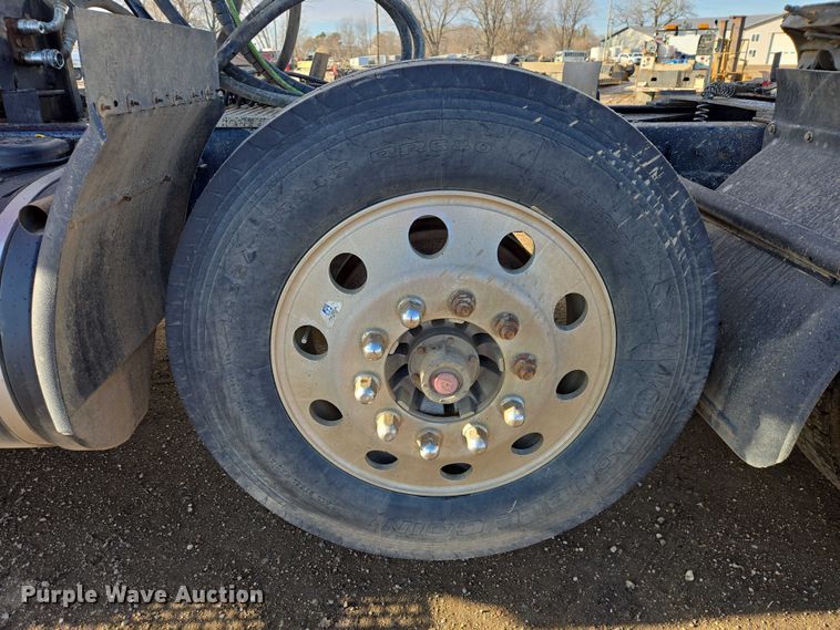 image for item EB1299 2022 Kenworth T800 semi truck