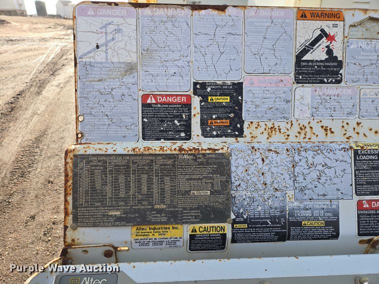 image for item EB1337 Altec D3055ATR digger derrick truck bed