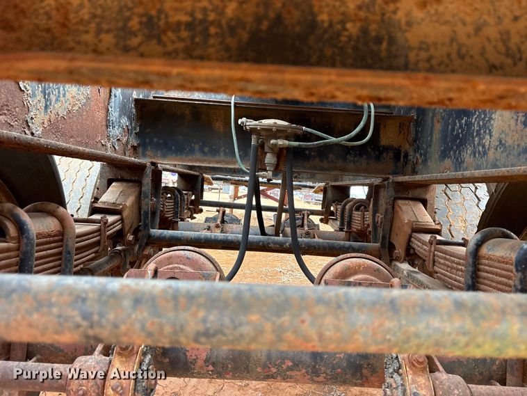 image for item EE0090 1977 Hyster HDF-50C-T1 flatbed trailer