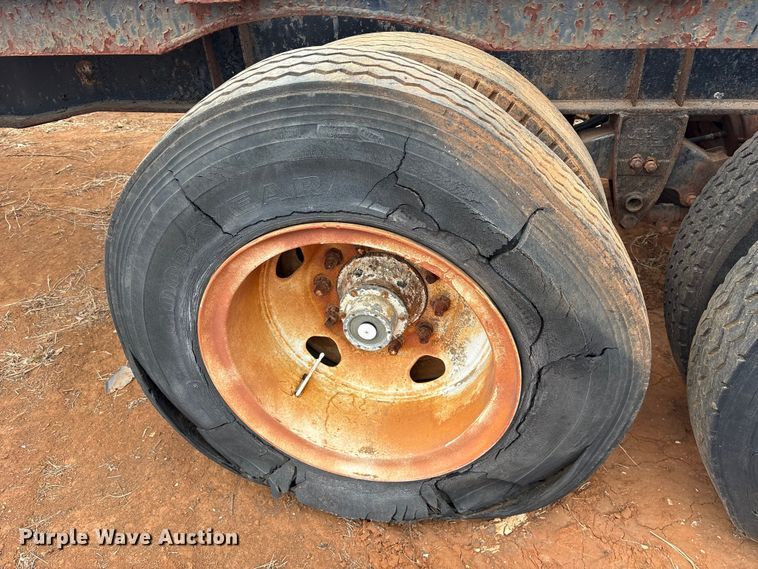 image for item EE0090 1977 Hyster HDF-50C-T1 flatbed trailer