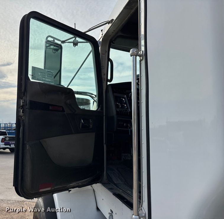 image for item EE1388 2013 Kenworth T800 