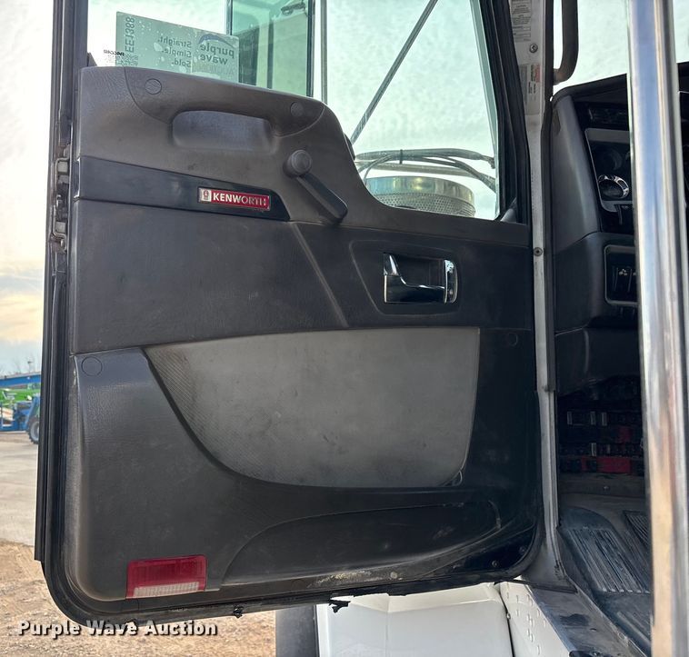 image for item EE1388 2013 Kenworth T800 