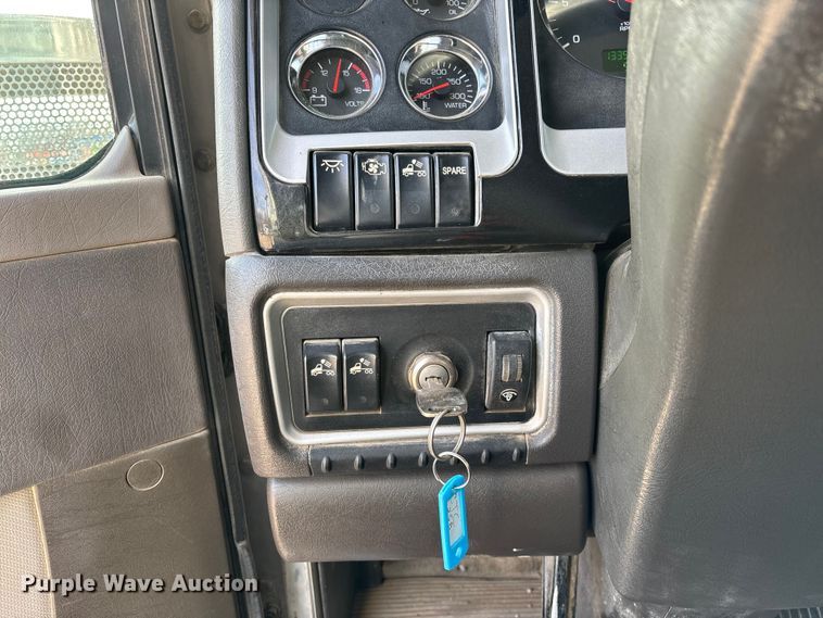 image for item EE1388 2013 Kenworth T800 