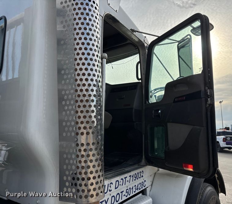 image for item EE1388 2013 Kenworth T800 