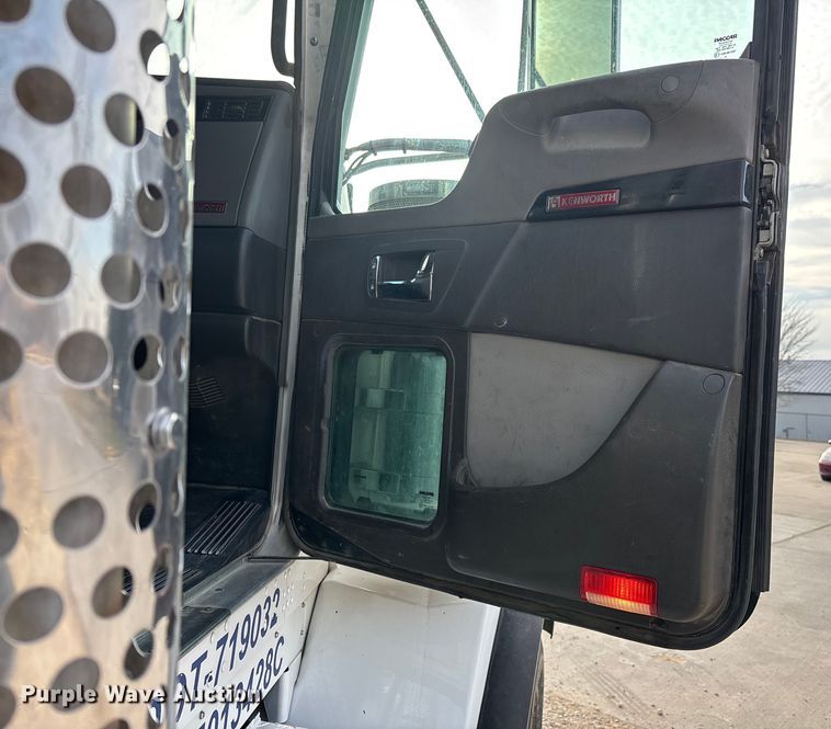 image for item EE1388 2013 Kenworth T800 