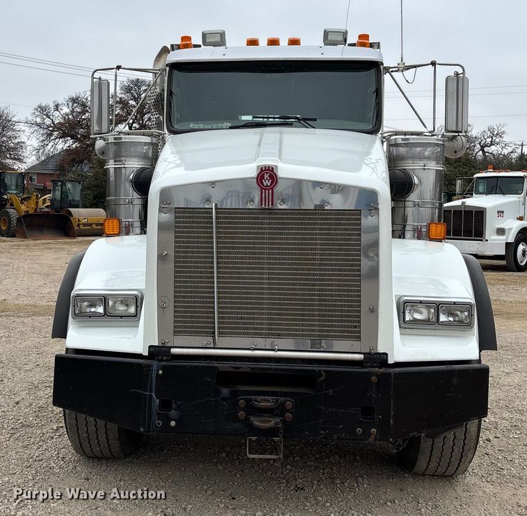 image for item EE1389 2013 Kenworth T800 semi truck