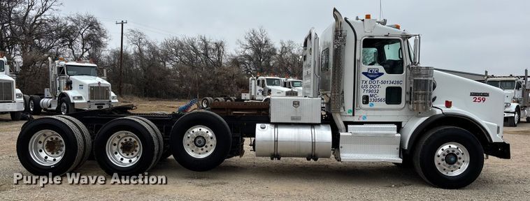 image for item EE1389 2013 Kenworth T800 semi truck