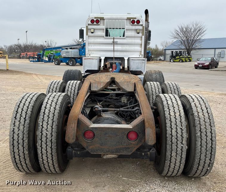 image for item EE1389 2013 Kenworth T800 semi truck