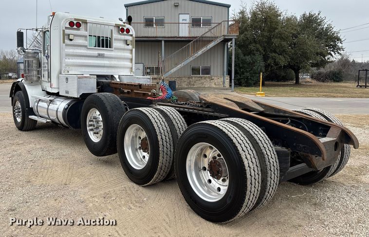 image for item EE1389 2013 Kenworth T800 semi truck