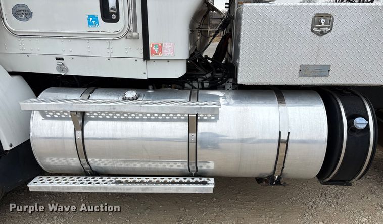 image for item EE1389 2013 Kenworth T800 semi truck