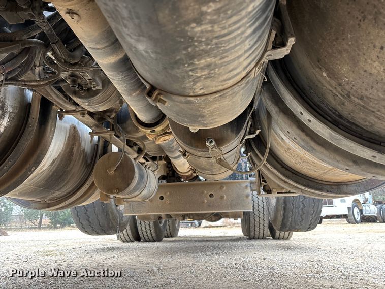 image for item EE1389 2013 Kenworth T800 semi truck