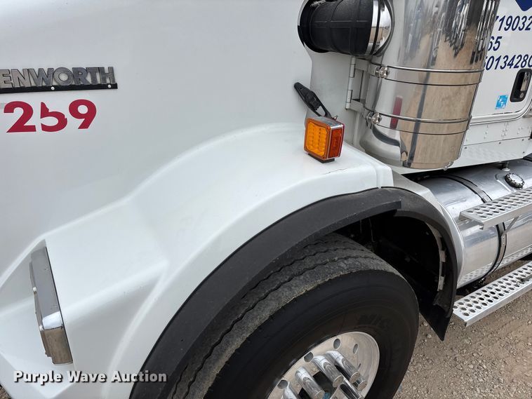 image for item EE1389 2013 Kenworth T800 semi truck