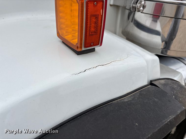 image for item EE1389 2013 Kenworth T800 semi truck