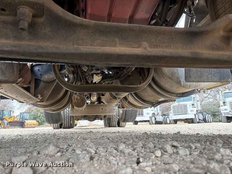 image for item EE1389 2013 Kenworth T800 semi truck