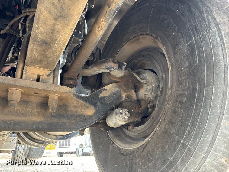 image for item EE1389 2013 Kenworth T800 semi truck