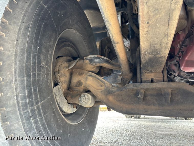 image for item EE1389 2013 Kenworth T800 semi truck