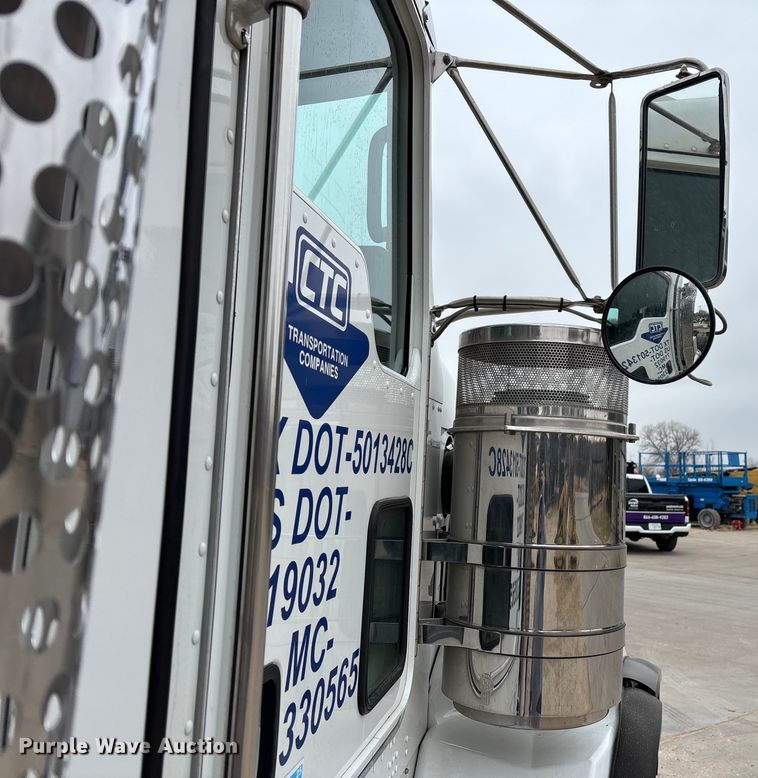 image for item EE1389 2013 Kenworth T800 semi truck