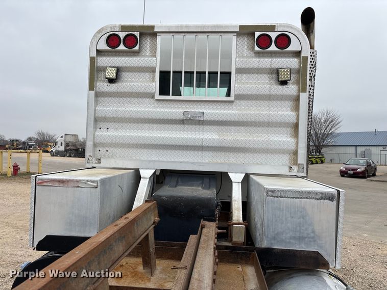 image for item EE1389 2013 Kenworth T800 semi truck