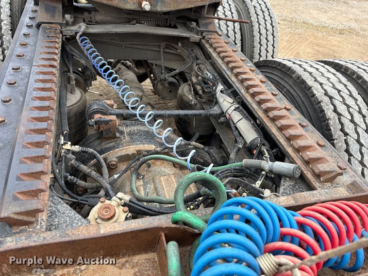 image for item EE1389 2013 Kenworth T800 semi truck