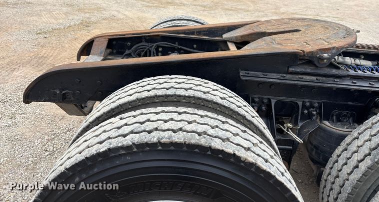 image for item EE1389 2013 Kenworth T800 semi truck