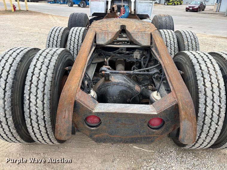 image for item EE1389 2013 Kenworth T800 semi truck