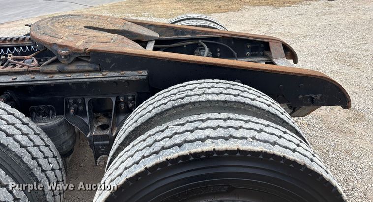 image for item EE1389 2013 Kenworth T800 semi truck