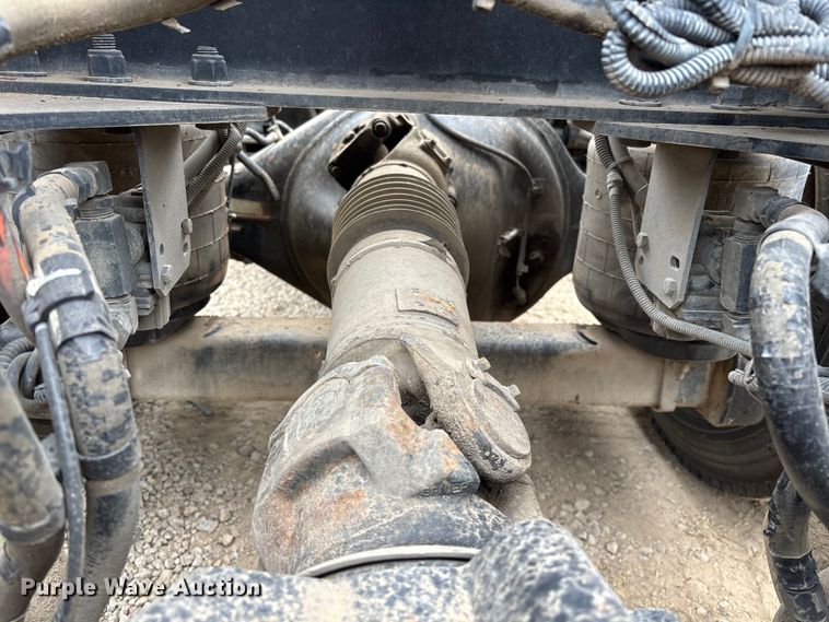 image for item EE1389 2013 Kenworth T800 semi truck