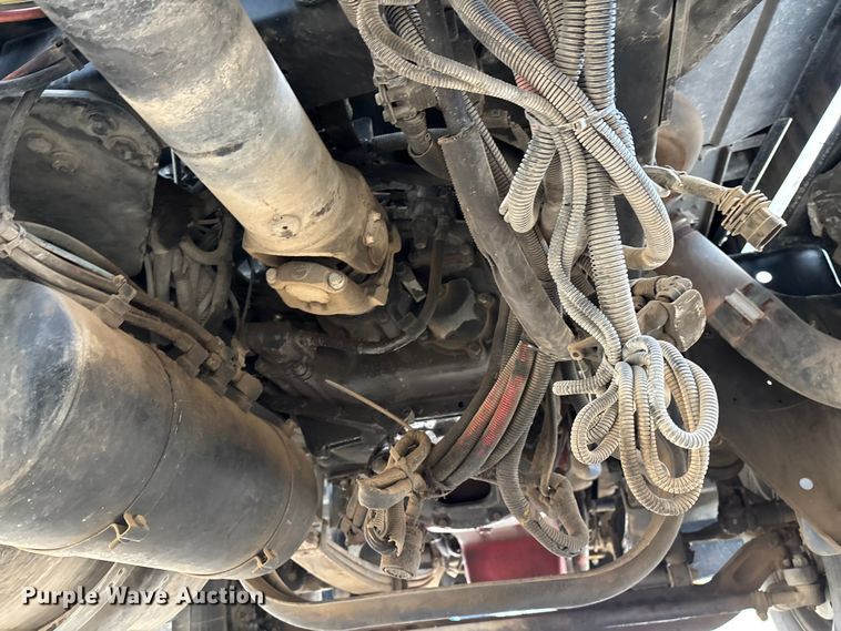 image for item EE1389 2013 Kenworth T800 semi truck