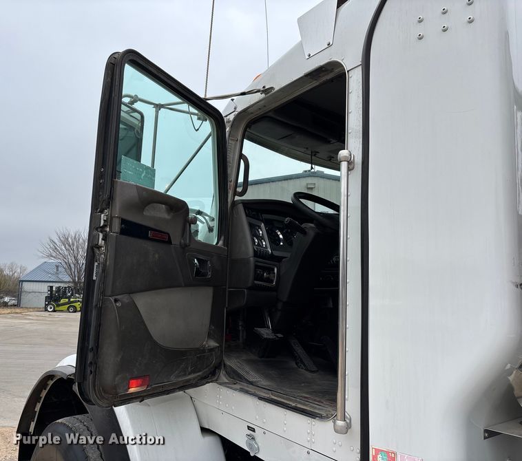 image for item EE1389 2013 Kenworth T800 semi truck